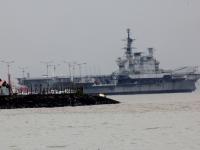 आयएनएस विराटचा अखेरचा प्रवास, मुंबईहून अलंग बंदराकडे रवाना - Marathi News | INS Virat's last voyage from Mumbai to Alang port | Latest mumbai Photos at Lokmat.com