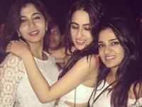 दारूच्या नशेत धुंद होत सारा अली खान मित्रांसोबत अशी करते एन्जॉय, जुने फोटो पुन्हा होतायेत व्हायरल - Marathi News | Drunk Sara Ali Khan enjoys doing this with friends, old photos go viral again | Latest filmy Photos at Lokmat.com