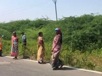 सूरतमध्ये आकाशातून झाला सोन्याचा वर्षाव, गोळा करण्यासाठी लोकांची गर्दी - Marathi News | There was a shower of gold from the sky, a crowd of people to collect in Surat | Latest jarahatke Photos at Lokmat.com