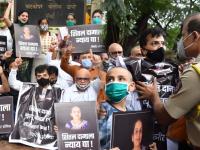 महिलेच्या मृत्यूप्रकरणी घाटकोपर येथे आंदोलन करणाऱ्या किरीट सोमय्यांना पोलिसांनी ताब्यात घेतले - Marathi News | Kirit Somaiya, who was protesting at Ghatkopar in connection with the death of a woman, was detained by the police | Latest crime Photos at Lokmat.com