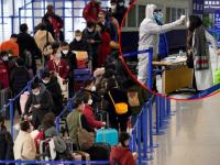 CoronaVirus News : बापरे! विमानतळावरील एक कर्मचारी कोरोना पॉझिटिव्ह, तब्बल 8000 जणांची केली चाचणी अन्... - Marathi News | china shanghai airport employee infected with corona more than 8000 people tasted | Latest international Photos at Lokmat.com