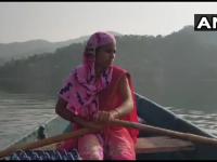 अंगणवाडी सेविकेची नर्मदा परिक्रमा; १८ किमी नाव चालवून ती पोहोचते कर्तव्यावर - Marathi News | Narmada Parikrama of Anganwadi Sevika; She reaches her duty by driving boat 18 km | Latest maharashtra Photos at Lokmat.com