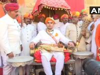 सिंहासन सजले, दरबार भरला, हजारोंच्या उपस्थिती राज्याभिषेक संपन्न झाला - Marathi News | The throne was decorated, the court was filled, and the coronation took place in the presence of thousands | Latest national Photos at Lokmat.com