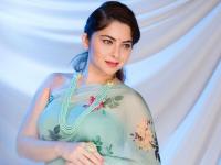 सोनाली कुलकर्णीचे साडीतील फोटो पाहून चाहते घायाळ, PHOTO VIRAL - Marathi News | Sonalee Kulkarni looks Mesmerising In This Floral Saree; See Pics | Latest filmy Photos at Lokmat.com