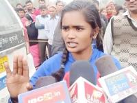 Sidhi Bus Accident : बस बुडत असताना या मुलीने प्रसंगावधान दाखवले, भावासोबत मिळून अनेकांचे प्राण वाचवले - Marathi News | Sidhi Bus Accident : While the bus was sinking, Shivrani save many lives along with her brother | Latest national Photos at Lokmat.com