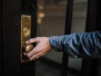 महिलेनं प्रियकराला घरी बोलावलं, अचानक आला पती; आक्षेपार्ह स्थितीत पाहून उचललं टोकाचं पाऊल - Marathi News | The woman called her lover home, suddenly the husband came; Seeing the offensive position, he took the last step | Latest crime Photos at Lokmat.com