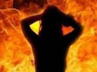 जामिनावर सुटलेल्या बलात्काऱ्याने पीडितेला जिवंत जाळले, आरोपीचे कुकृत्य CCTVमध्ये कैद झाले - Marathi News | Rapist released on bail burns victim alive, accused's captured on CCTV | Latest crime Photos at Lokmat.com