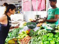 ना कोणी काढला सेल्फी, ना चाहत्यांचा होता तिच्याभोवती गराडा, कारण अभिनेत्रीला कोणी ओळखलेच नाही - Marathi News | When Iliana Decruz spotted buying vegetable, but no one recognize or took selfie with her | Latest filmy Photos at Lokmat.com