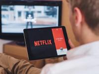 Netflix : म्हणून आता मित्रमंडळींच्या नेटफ्लिक्स अकाऊंटचा करता येणार नाही वापर, असा असेल नवा बदल - Marathi News | So friends' Netflix accounts can no longer be used, this is a new change | Latest tech Photos at Lokmat.com