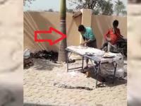 नान बनवताना भाकऱ्यांवर थुंकत होता कामगार, व्हिडीओ व्हायरल होताच.... - Marathi News | Workers were spitting on bread while making naan, the video went viral and they were arrested | Latest crime Photos at Lokmat.com