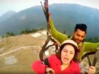 हजार रुपये घ्या, पण मला खाली उतरवा; पॅराग्लायडिंग करणाऱ्या तरुणीचा मजेशीर व्हिडीओ व्हायरल - Marathi News | Take a thousand rupees, but let me down; Funny video of a young woman paragliding goes viral | Latest national Photos at Lokmat.com