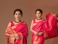 जरतारी लाल साडीत सोनाली कुलकर्णीच्या मोहक अदा फोटोवरून हटणार नाही नजर - Marathi News | Sonalee Kulkarni's glamorous Ada photo in a red saree will not go unnoticed | Latest filmy Photos at Lokmat.com