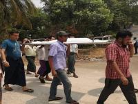 संतापजनक! वडिलांची गळाभेट घेण्यासाठी चिमुकली धावली, मागून पोलिसाने गोळी झाडली - Marathi News | Myanmar coup shot seven year old girl : girl ran to hug his father, after which the police shot him | Latest international Photos at Lokmat.com