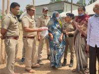 कुंभमेळ्यात हरवले-सापडल्याची कहाणी खरी ठरली, २०१६ हरवलेली महिला पाच वर्षांनी सापडली - Marathi News | Lost and found story in Kumbh Mela comes true, 2016 missing woman found after five years | Latest national Photos at Lokmat.com