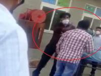 स्ट्रेचरवर रुग्ण तडफडत होता, मदतीसाठी गयावया करणाऱ्या नातेवाईकांना डॉक्टरांनी केली मारहाण - Marathi News | The patient was lying on a stretcher, the doctors beating the relatives who were begging for help | Latest national Photos at Lokmat.com