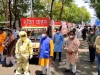 coronavirus: आता तर हद्दच झाली! प्रसिद्धीलोलूप भाजपा नेत्याने चक्क शववाहिन्यांसोबत केले फोटोसेशन - Marathi News | coronavirus: The BJP leader had a photo session with the corpses in Madhya Pradesh | Latest politics Photos at Lokmat.com