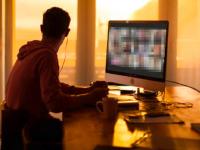 झूम कॉलमध्ये मुलांसह लाईव्ह होता शिक्षक; पत्नीसह रोमान्स करताना कॅमेरा सुरूच राहिला, अन् मग..... - Marathi News | Viral News : School teacher caught kissing private part of wife after zoom class viral | Latest social-viral Photos at Lokmat.com