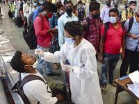 Coronavirus : देशभरात कोरोनामुळे घबराट, मग मुंबईने कशी थोपवली दुसरी लाट? अतिरिक्त आयुक्तांनी सांगितली नेमकी रणनीती - Marathi News | Coronavirus: Panic caused by corona across the country, then how did Mumbai stop the second wave? The exact strategy stated by the Additional Commissioner Suresh Kakani | Latest mumbai Photos at Lokmat.com
