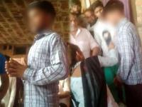 सोडणार नाय तुला!... म्हणत तरुणीने तरुणाला चप्पलेने हाणले; व्हिडीओ झाला व्हायरल  - Marathi News | Saying i will not leave you ... The young woman beating the young man with chapal; The video went viral | Latest crime Photos at Lokmat.com