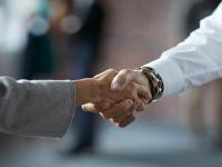 मालकाला आवडले कर्मचाऱ्याचे काम, केवळ ७५ रुपयांत तिला विकलं दुकान - Marathi News | The owner liked the work of the employee, the shop sold him for only 75 rupees | Latest jarahatke Photos at Lokmat.com