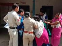 दुसरे लग्न करून पती पोहचला पोलीस ठाण्यात, पहिल्या पत्नीने धू धू धरले अन् व्हिडिओ झाला व्हायरल - Marathi News | After getting married for the second time, husband reached the police station, his first wife caught him and the video went viral. | Latest crime Photos at Lokmat.com