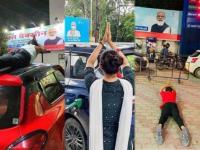 Petrol Price Hike: कुणी कपाळावर हात मारला, तर कुणी पेट्रोल पंपावरच नरेंद्र मोदींच्या फोटोला दंडवत घातला! - Marathi News | Petrol Price Hike: Citizens salute PM Narendra Modi's photo at petrol pumps due to rising petrol and diesel prices | Latest national Photos at Lokmat.com