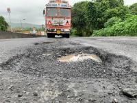 ठाण्यातील घोडबंदर रोडवर खड्डेच खड्डे! - Marathi News | pothole on Ghodbunder Road in Thane! | Latest thane Photos at Lokmat.com