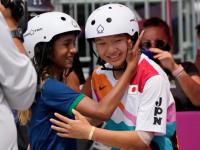 Tokyo Olympic : छोटा पॅकेट, बडा धमाका!; 13 वर्षांच्या निशियानं जिंकलं ऑलिम्पिक सुवर्ण; रौप्य, कांस्य जिंकणाऱ्या खेळाडूंचेही वय बघा! - Marathi News | Tokyo Olympic : Meet 13-Year old Nishiya Momiji who won an Olympic Gold in first ever Women's Street Skateboarding, in Pic | Latest other-sports Photos at Lokmat.com