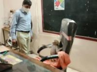 घंटा वाजताच माकड शाळेत घुसले, काहींना चावले, डोक्यावर बसले, प्राचार्यांच्या खुर्चीवरही केला कब्जा - Marathi News | As soon as the bell rang, the monkey entered the school, bit some, sat on the head, and even seized the principal's chair. | Latest jarahatke Photos at Lokmat.com