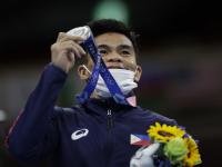 Tokyo Olympics, Carlo Paalam : ६ वर्षांचा असताना आईनं सोडलं, रस्त्यांवर कचरा उचलायचा अन् आज बनला ऑलिम्पिक मेडलिस्ट! - Marathi News | Tokyo Olympics 2020 : Former scavenger Carlo Paalam on recycled Tokyo silver medal, know about his journey | Latest other-sports Photos at Lokmat.com