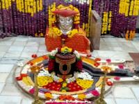 पहिल्या श्रावण सोमवारी वैद्यनाथ मंदिर परिसरात भाविकांची गर्दी; पायरीचे दर्शन घेत वाहिली ब्लिवपत्रे - Marathi News | On the first Shravan Monday, devotees returned after visiting the steps of Vaidyanath temple in Parali | Latest beed Photos at Lokmat.com