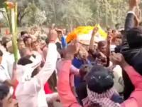 ...म्हणून त्याने ऑर्केस्ट्रा आणला, डान्सर नाचवल्या आणि वाजतगाजत काढली वडलांची अंत्ययात्रा - Marathi News | ... so he brought in an orchestra, dancer and danced at his father's funeral | Latest jarahatke Photos at Lokmat.com