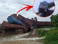 Photo : मालगाडी रुळावरून घसरली, बघा डब्ब्यांची काय भीषण अवस्था झाली! - Marathi News | Odisha: Freight derailment between Angul-Talcher Road single line railway section, Powerful G9 loco hangs in balance | Latest national Photos at Lokmat.com