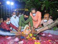 Ganesh Visarjan: वर्षा निवासस्थानी मुख्यमंत्र्यांनी गणरायाला दिला भक्तिमय वातावरणात निरोप   - Marathi News | Ganesh Visarjan: At Varsha's residence, the Chief Minister bade farewell to Ganarayana in a devotional atmosphere | Latest mumbai Photos at Lokmat.com