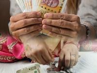 How to save money : वाह, कमाल! वय ३५ अन् 'या' बाईनं आतापर्यंत केली १० कोटींची बचत; महिलेची भन्नाट 'सेविंग टेक्निक' - Marathi News | How to save more money in less time : Katie donegan retired at 35 year 1 million euro saving | Latest sakhi Photos at Lokmat.com