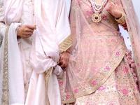 Sabyasachi Outfit : दीपविरपासून विरुष्कापर्यंत सब्यसाचीच्या डिजायनर आऊटफिटमध्ये झळकली ही जोडपी; पाहा भन्नाट फोटो - Marathi News | Sabyasachi Outfit : Anushka sharma to deepika padukone list of bollywood actresses who wear sabyasachi outfit on their wedding | Latest sakhi Photos at Lokmat.com