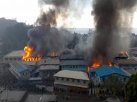 पंतप्रधानांना हटवण्यासाठी सोलोमनमध्ये भीषण हिंसाचार, संसदेला लावली आग, सरकारवर ३६ तासांचे लॉकडाऊन लावण्याची आली वेळ - Marathi News | Violence erupts in Solomon, Parliament set on fire, time to impose 36-hour lockdown on government to oust PM | Latest international Photos at Lokmat.com