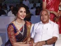 डिप्रेशनची शिकार झाली होती येडियुरप्यांची नात डॉ. सौंदर्या, छोट्या मुलाच्या प्रेमानेही बदलला नाही निर्णय, घेतला गळफास - Marathi News | Yeddyurappa's granddaughter Dr. soundarya was suffering from depression. Beauty, took a hang herself | Latest national Photos at Lokmat.com