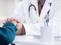 Doctor : डॉक्टर नेहमी पांढऱ्या रंगाचा कोट का वापरतात? असं आहे त्यामागचं खास कारण - Marathi News | Doctor: Why do doctors always wear white coat? That is the reason behind it | Latest health Photos at Lokmat.com
