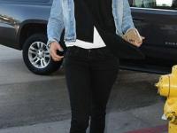 एक स्टोल, एखादाच सुंदर स्कार्फ देतो परफेक्ट स्टायलिश लूक! पाहा सेलिब्रिटी फॅशन.. सोप्या-सुंदर - Marathi News | Bollywood celebrity with stunning winter fashion, stylish look of actress with stole or scarf | Latest sakhi Photos at Lokmat.com