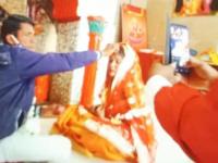 बाबो! 2 वर्षांत 6 लग्नं, नववधू प्रियकरासह पळून गेली सर्वांसमोर बाईकवर बसून, कुटुंबीय राहिले पाहत - Marathi News | 6 marriages in 2 years, bride ran away with boyfriend sitting on bike in front of everyone | Latest crime Photos at Lokmat.com