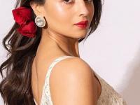 Red lipstick tips: आलियासारखी रेड लिपस्टिक लावायची डेअरिंग करायची तर ५ गोष्टी लक्षात ठेवा, दिसा कॉन्फिडन्ट, हॉट! - Marathi News | Beauty tips: Hot, bold and confident look with red lipstick like Alia Bhat as Gangubai | Latest sakhi Photos at Lokmat.com