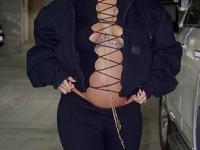 Rihanna glamorous mom : अमेरिकन सिंगर रिहानानं ओपन टॉपवर फ्लॉन्ट केले बेबी बंप; पाहा तिचे प्रेग्नंसीतले बोल्ड फोटो - Marathi News | Rihanna glamorous mom : Rihanna is taking glamorous mom to be term to another level with her open top | Latest sakhi Photos at Lokmat.com