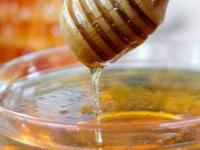 केस गळतात, चेहरा रखरखीत- ड्राय झालाय? स्वयंपाकघरातील 'एक' गोष्ट 6 प्रकारे वापरा.. बघा जादू.. - Marathi News | Honey is the best natural solution for skin care and hair care problems, read the beauty effects of honey | Latest sakhi Photos at Lokmat.com