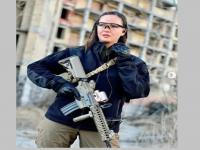 Russia Ukraine War: युक्रेनची ब्युटी क्विन, आधी सौंदर्याने केले घायाळ, आता देशाच्या शत्रुविरोधात उचलले हत्यार - Marathi News | Russia Ukraine War: Ukraine's beauty queen, previously aesthetically wounded, now carries a weapon against the country's enemy | Latest international Photos at Lokmat.com