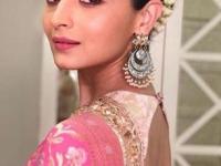 Style With Gajra: गजरा लावायचा पण लूक टिपिकल नको? बघा गजरा माळण्याच्या १० आयडिया - Marathi News | Beauty Tips: How to wear Gajra and get a perfect traditional ethnic look | Latest sakhi Photos at Lokmat.com