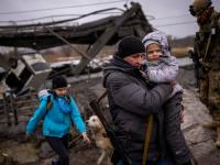 Russia Ukraine War: युद्ध थांबता थांबेना! बॉम्बस्फोट,तोफा-गोळ्यांच्या वर्षावात युक्रेनियन जनता जगतेय असं जीवन - Marathi News | Russia Ukraine War: War Not Stop! The Ukrainian people live a life of bombings and gunfire | Latest international Photos at Lokmat.com