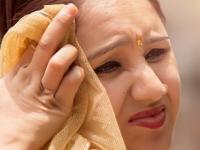 Make up Tips for Summer: घामाच्या धारांत मेकअपचे ओघळ? उन्हाळ्यात परफेक्ट मेकअपच्या १० टिप्स, विसरा चिपचिपा चेहरा - Marathi News | Summer special make up tips, How to do make up in summer to avoid oily face because of too much sweating | Latest sakhi Photos at Lokmat.com