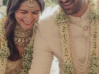 विराट- अनुष्का ते रणबीर- आलिया! बघा प्रत्येक लग्नात किती सुबक होती वरमाला - Marathi News | Virat- Anushka to Ranbir- Alia! See how beautiful varmala or jaimala was at every wedding, Beautiful designs of varmala from the celebrity weddings | Latest sakhi Photos at Lokmat.com