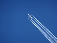 Airplane footprint Lines: आकाशातून विमान गेल्यावर मागे पांढऱ्या रेषा का दिसतात? असं आहे कारण - Marathi News | Airplane footprint Lines: Why do white lines appear behind the plane as it passes through the sky? That's because | Latest international Photos at Lokmat.com